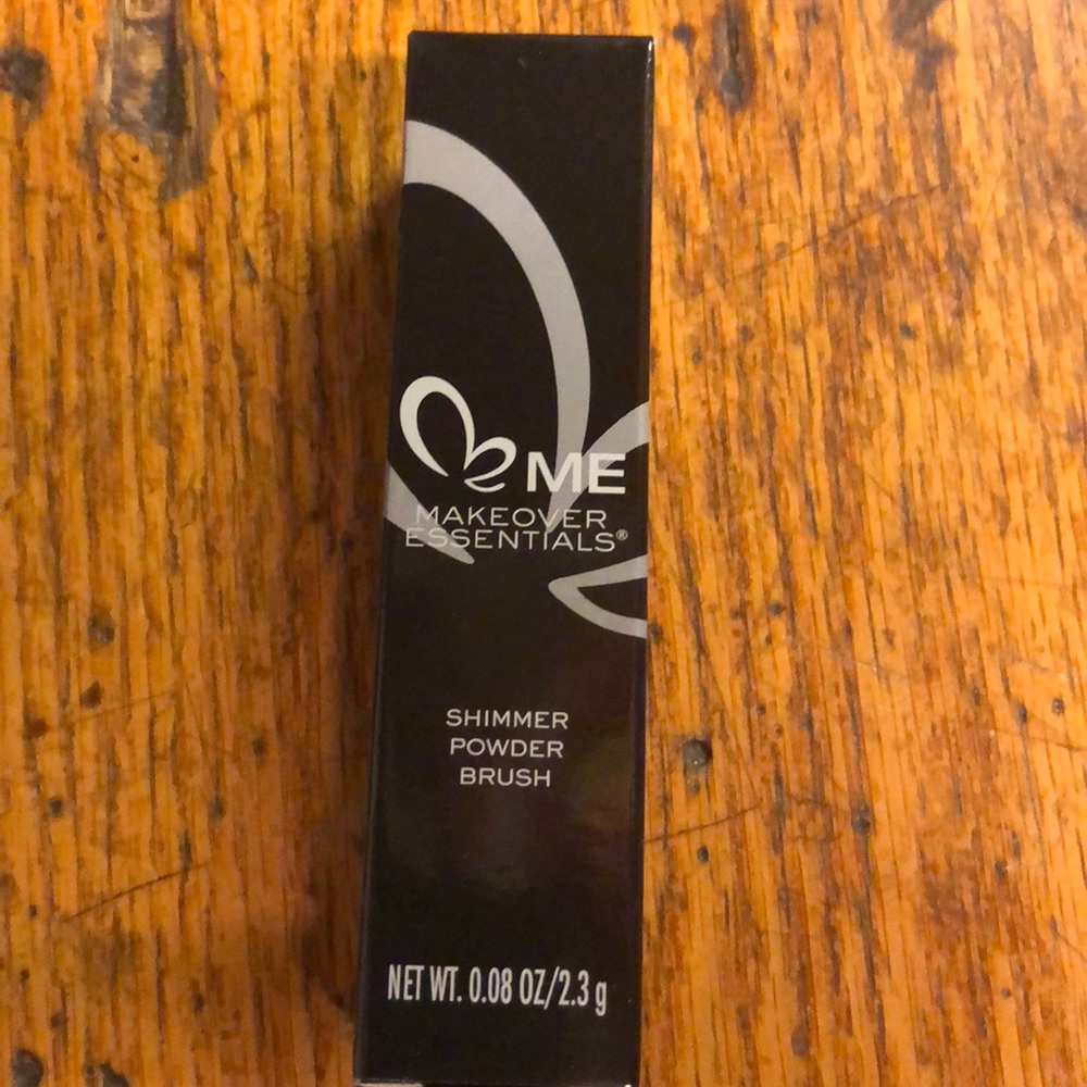 Me makeover essential shimmer powder brush